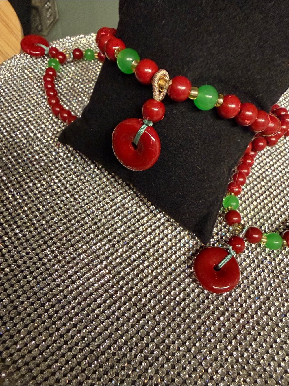 🦋5/$25🦋 Red wood & green jade bracelet. 🆕